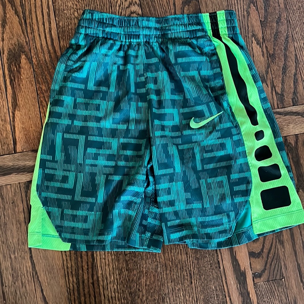 Nike big boys shorts size medium